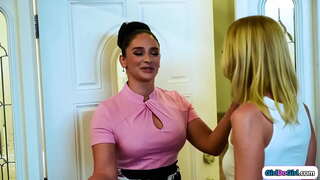 Tits ndogo blonde con msanii anajifanya kuwa tits kubwa milfs wamekimbia stepdaughter na anajikuta kupata yake hairy pussy licked na yake stepmom