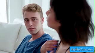 Kuona hii cutie kijana brunette sucking kubwa jogoo na kupata cunt yake fingered kina