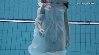 Dunia chini ya maji ya uchi watoto wachanga