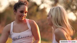 Msagaji tarehe moja kwa moja blonde basi rims na licks yake pussy