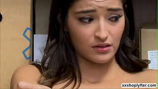 Geiler Offizéier snap endlech eng chance ze ficken Emily Willis an doggy