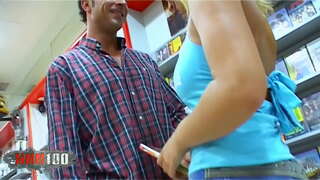 Vijana Blonde kihispania babe Sonia Manrique na big tits asili fucked ngumu katika punda katika video club