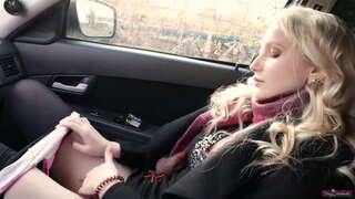 Mwanafunzi msichana mayowe sauti kubwa kama yeye cums baada ya masturbating pussy yake.