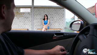 Machafu dude kuokota lonely babe katika kituo cha mabasi, kuonyesha yake ya jinsi ya baridi ni ya umma kutomba katika asili