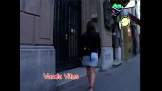 Brunette uzuri Sarah Bluu na asili tits umesimama jogoo katika nafasi zote za