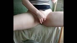 Meedchen mat dickem Arsch snap en Orgasmus op der Waschmaschine a vun engem Vibrator