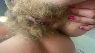 Kucheza na nywele pussy amateur