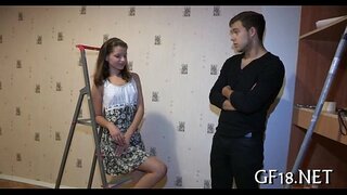 Kijana anakaa na stares