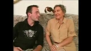 Kukomaa Granny anapata fucked la vieja de las compra