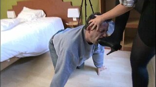 Bibi maamuzi yake kiume watumwa lick yake juu ya visigino ya viatu