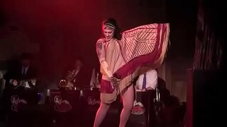Dannie Dizeli aka Danielle Colby hufanya na Bustout Burlesque New Orleans
