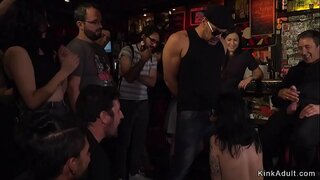 Euro brunette slave kwezinye bar ezenziwe licking kwaye sucking cock