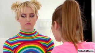 Zinokuphathwa carwash teens rubbing ngamnye abanye pussy emva kokuba umsebenzi