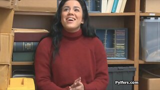 ���ुडौल लैटिना चोर का भंडाफोड़ किया और द्वारा गड़बड़ सींग का गार्ड