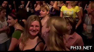 Makahaba mayowe katika ecstasy kutoka pori group sex na watumishi