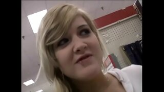 Zinokuphathwa bitch uthanda ukuya kuthatha enkulu dick yayo umlomo