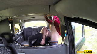 Ψεύτικο Ταξί Καυτό Μωρό Χόλι Φιλί Απλώνεται στα Πόδια της και να Ρουφάει τον Πούτσο